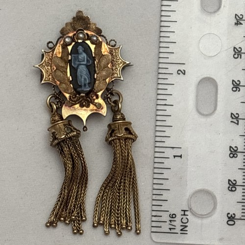 Antique Victorian 14K Gold Brooch Carved Hardstone Cameo And Tassel Drops