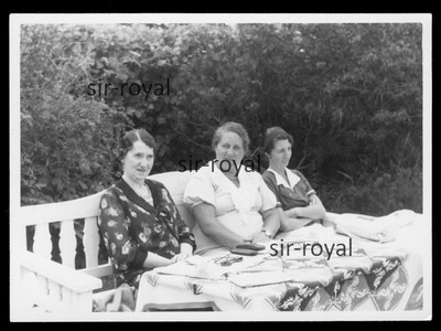 Wyk auf Föhr 1936 - Frauen auf einer Bank - 1930er - Foto 9x6cm