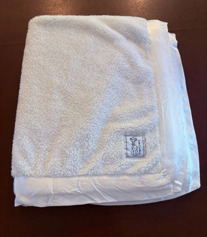 Manta de bebé de felpa gruesa Sherpa blanca Little Giraffe Lovey con borde satinado Foto 2 de 4