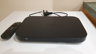 Sky Q BOX 1TB with power lead and remote