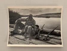  ERNEST HEMINGWAY ANDHIS SON, 1941 BY ROBERT CAPA,RARE AUTHENTIC 1980’s POSTCARD