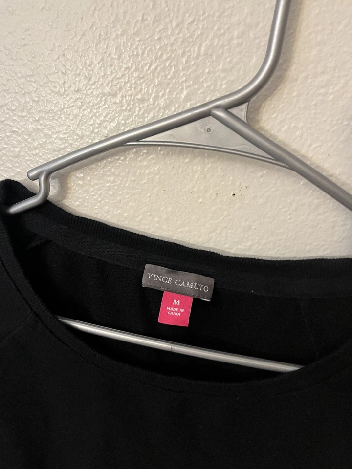 Blusa VINCE CAMUTO manga longa ombro frio preta média - Imagem 2 de 4