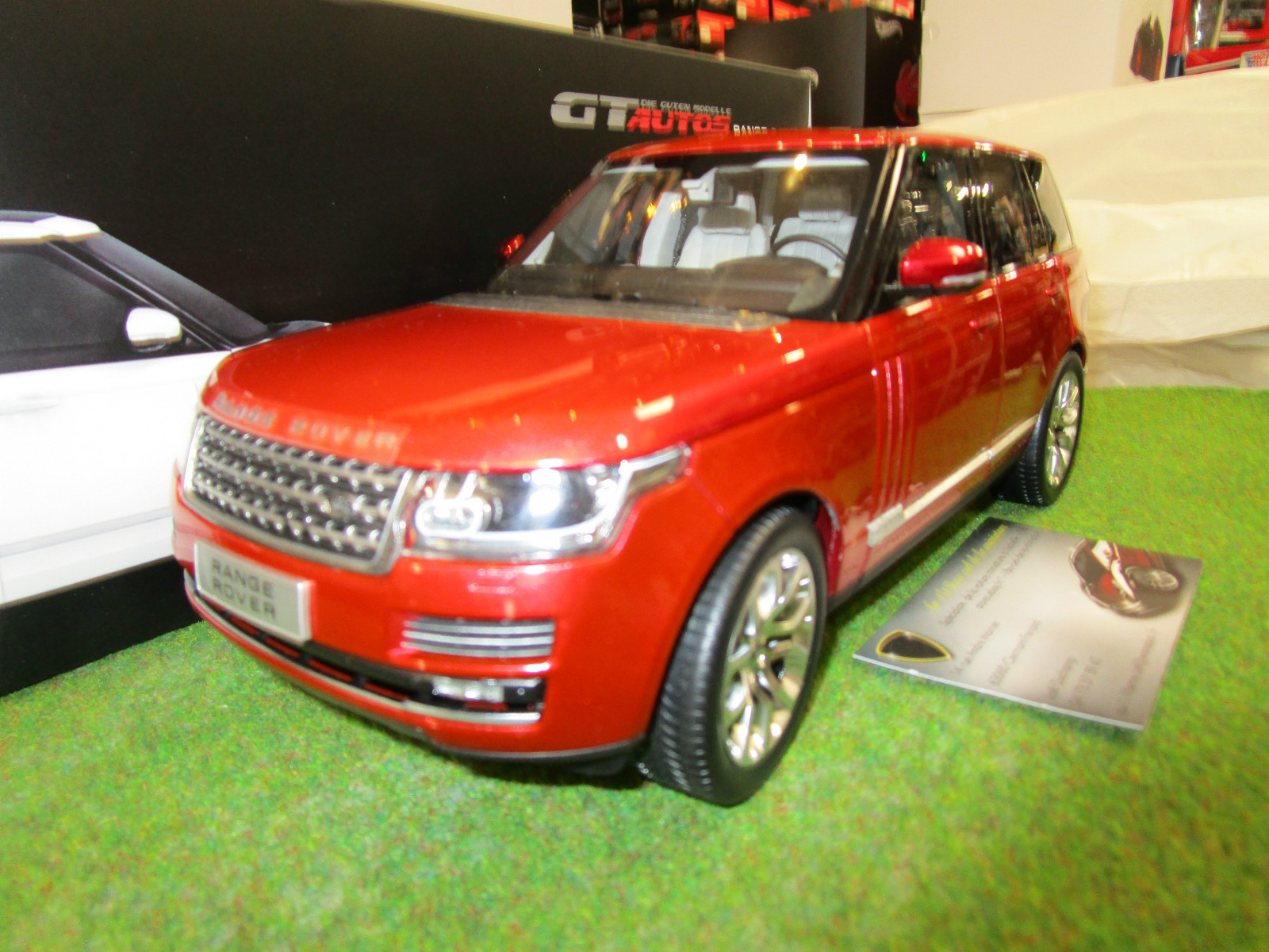 LAND ROVER RANGE ROVER 2013 rouge au 1/18 GT AUTOS 11006MB voiture miniature 4x4