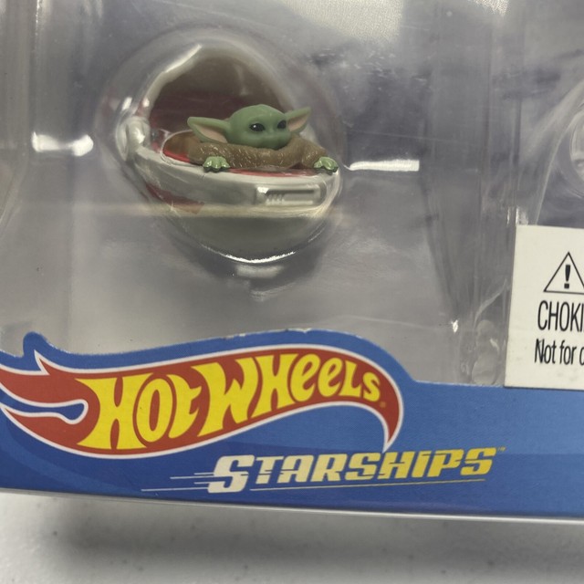 HOTWHEELS STAR WARS MANDALORIAN 🌟 🔵El conjunto de 3 vehículos presenta a The Mandalorian Speeder, Razor Crest y Grogu, The Child, en su Hover Pram, ¡cada uno con un soporte de vuelo
