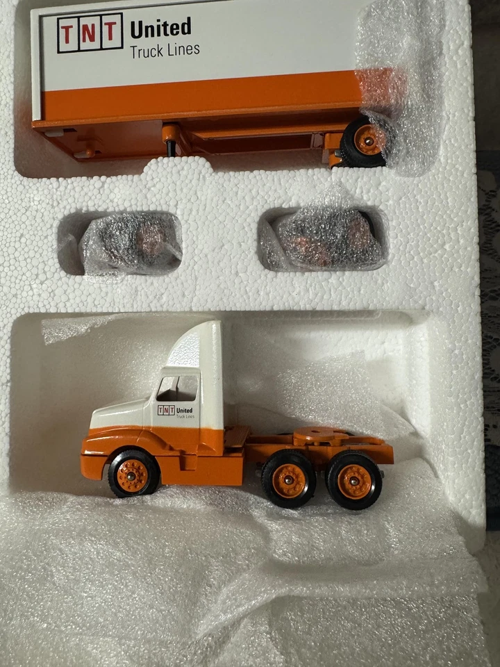 Vintage 1993 Winross TNT United Triple Trailer Die Cast Truck 1:64 Scale Boxed - Image 3 of 4