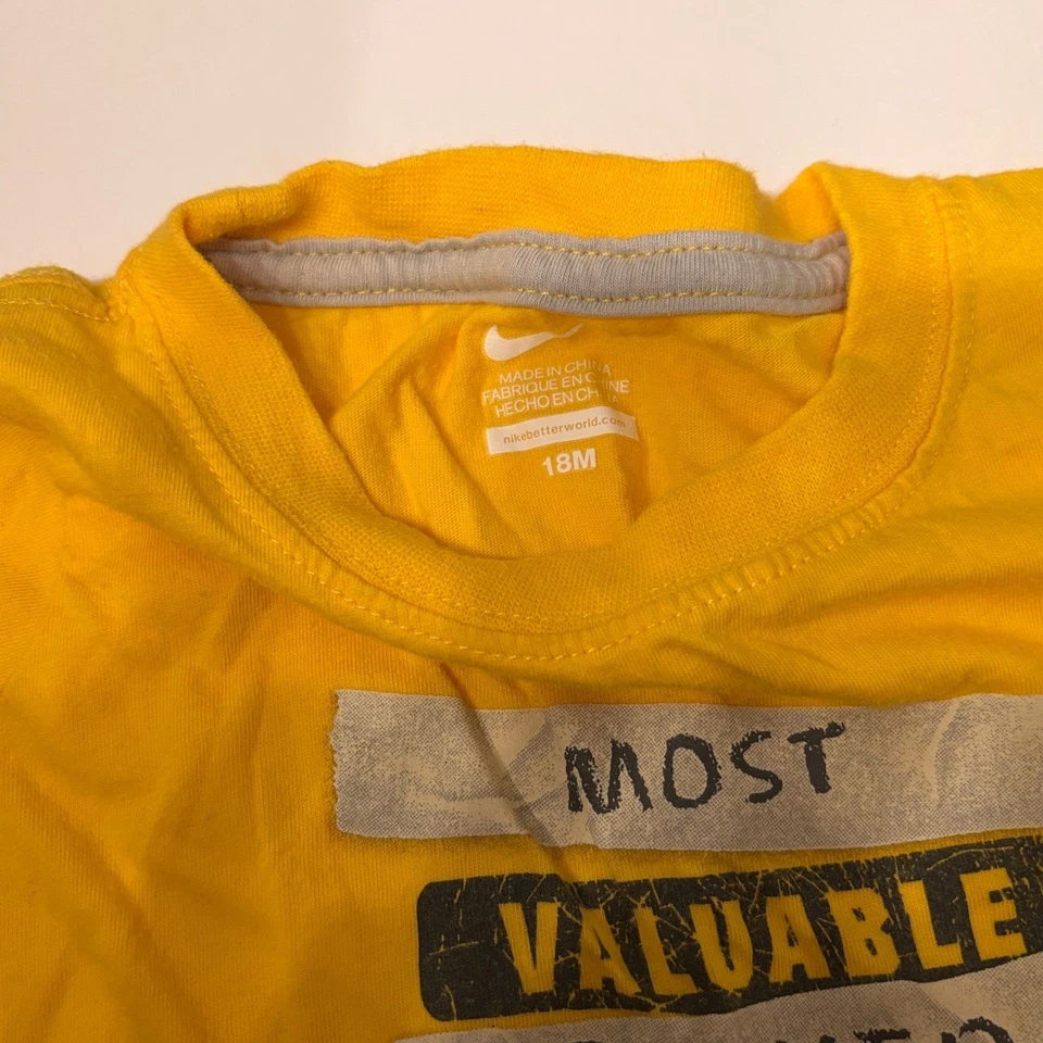 Nike Niños Pequeños 18M Niño Pequeño Conjunto Amarillo MVP Camiseta Negro Dorado Pantalones Cortos Atléticos Foto 2 de 4