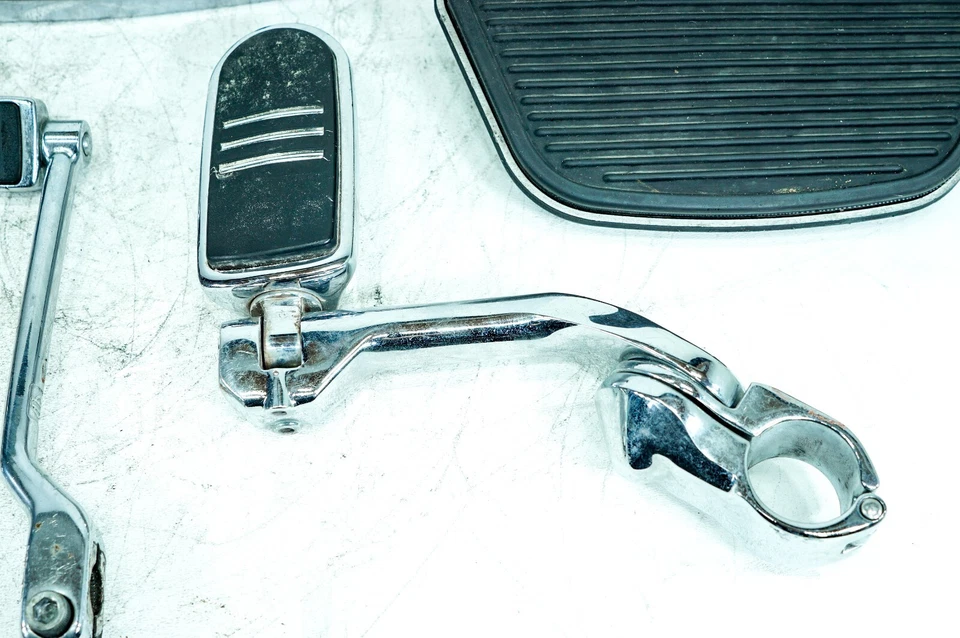 Harley Road Glide Touring 09 OEM piso izquierdo pasajero reposapiés clavijas 1306 Foto 4 de 4