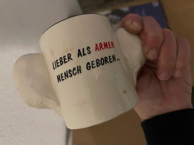 Spass-Kaffeetasse, Aufschrift: Lieber als armer Mensch geboren, als ein   