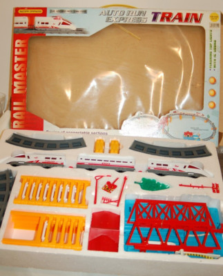 VINTAGE RAIL MASTER AUTO RUN EXPRESS TRAIN BATTERY POWERED NIB READ DETAILS