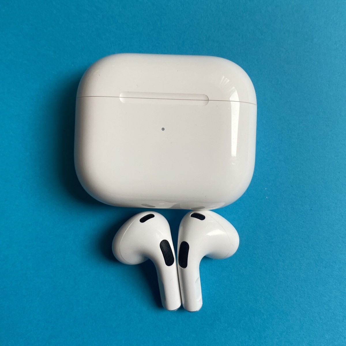 【美品】AirPods3 with Wireless Charging Case Amazon.com: Apple AirPods (3rd Generation) Wireless Ear Buds
