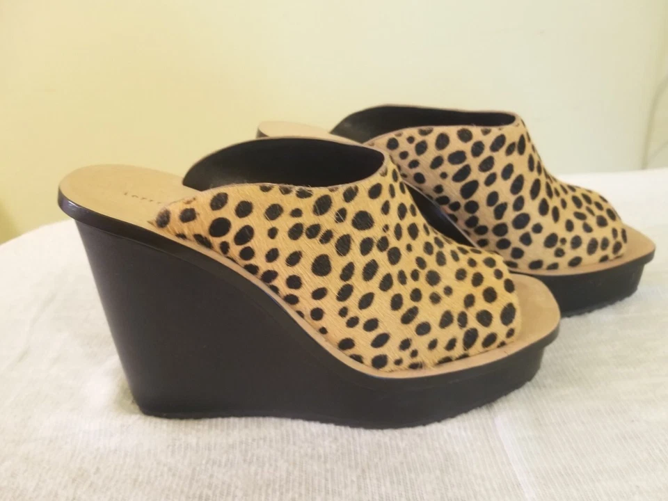 Tacón plataforma con cuña estampado animal Loeffler Randall "Ponyhair" talla 8 regular $400 Foto 2 de 4