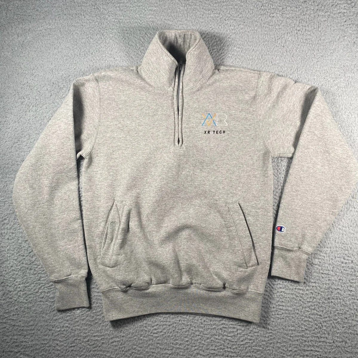 Champion sweater logo shop xr
