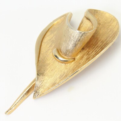 Stingray Brooch Jewelry Signed Coro Gold Tone Textured  1.5'' x 2.75'' Vintage