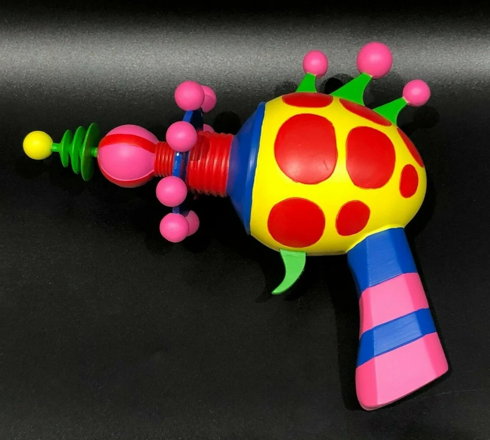 Pistola espacial Killer Klowns From Outer Space algodón caramelo con soporte de exhibición utilería Foto 3 de 4