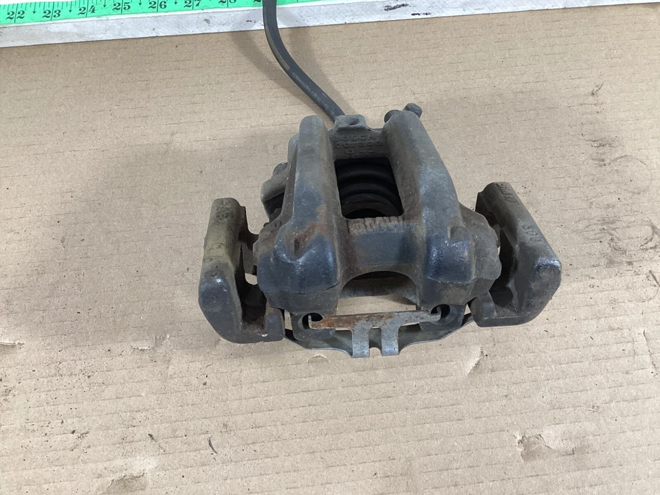 Pinza de freno trasera izquierda del lado del conductor BMW 320i 2013-2018 OEM. Foto 4 de 4