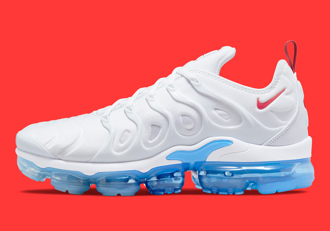 air vapormax plus blue and red