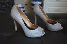 Badgley Mischka Jossie Metallic Peep-toe pumps. Size 9