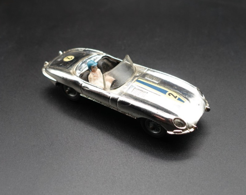 Jaguar E-Type fabriqué par Maisto (no Dinky Toys) (Neu und
