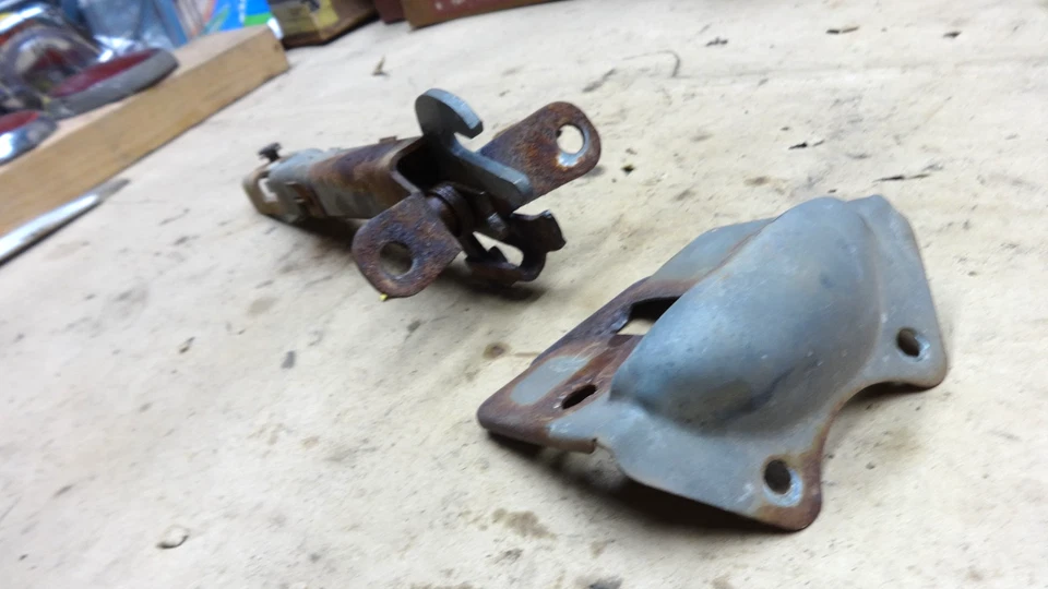 1955 1956 年 1957 年雪佛兰 TRUNK 盖锁/闩锁释放盖原装 GM 57 庞蒂亚克 — 第 4/4 张图片