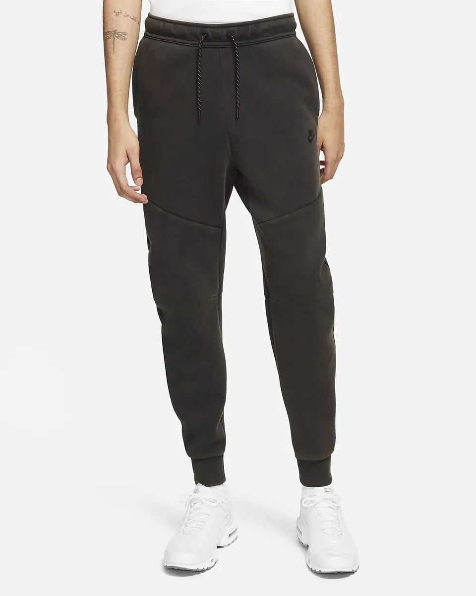 Nike black hotsell slim fit joggers