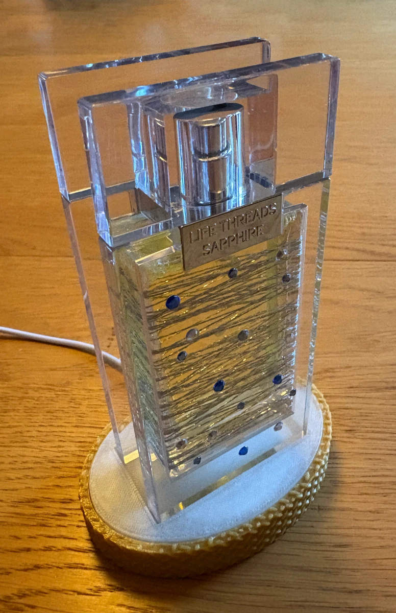 lampara de mesa o baño retroiluminada con un frasco de colonia (ficticio)