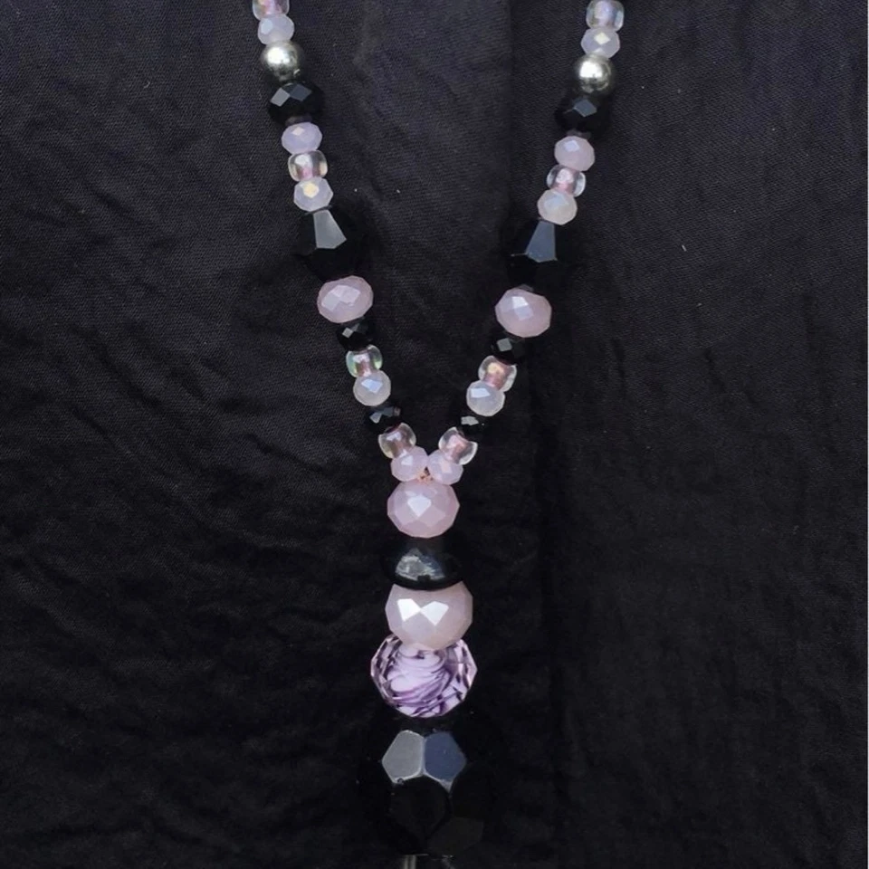 Llavero hecho a mano con cordón rosa y negro con cuentas no separable Foto 2 de 4