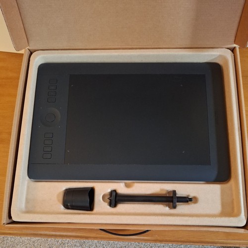 Wacom Intuos Pro Medium (funktioniert, inklusive allem Originalzubehör)