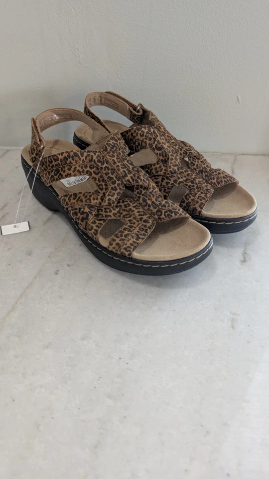 Sandalias de cuña Clarks Collection Merliah con estampado de guepardo para mujer talla 8 estrechas Foto 2 de 4
