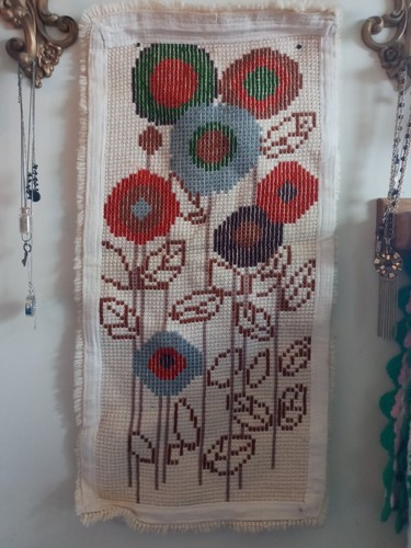 Vtg Mid Century Finished 34" x 17" Floral Latch Hook Wall Hanging Rug - Picture 4 of 4