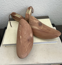 FootFitter Wood Shoe Trees Pair Left/Right - Wooden Shoe Tree Set