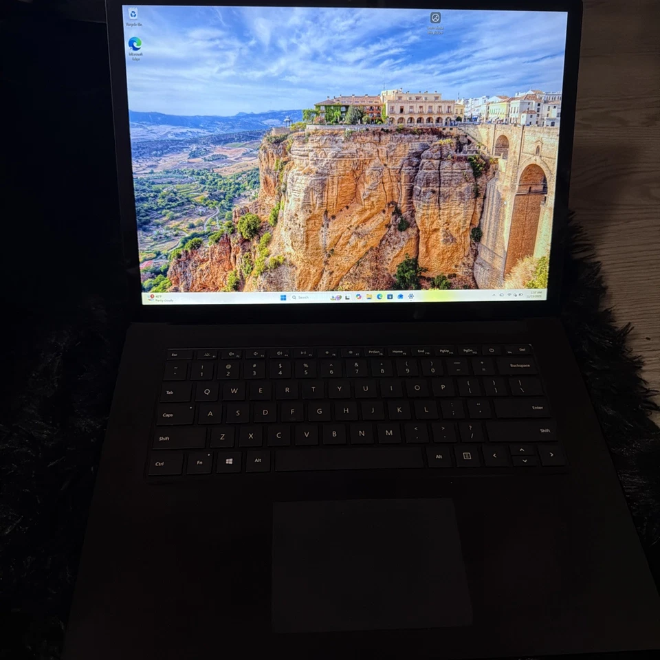 Microsoft Surface Laptop 3 15” Touch AMD Ryzen 5 8GB Ram 256GB SSD Win 11 Pro - Image 2 of 4
