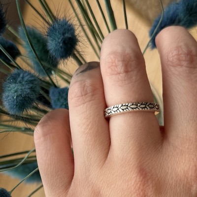 Etah Love Clocks & Colours Women s Sterling Silver Ridge Engraved Leaf Band Ring