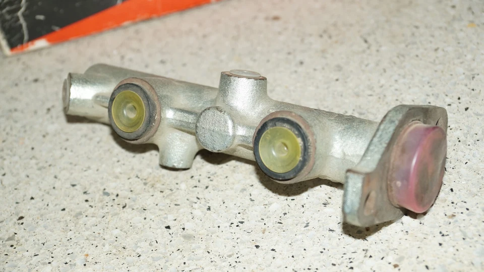 Nuevo de Lote Antiguo Girling Peugeot 305 204 304 doble circuito freno cilindro maestro Foto 4 de 4