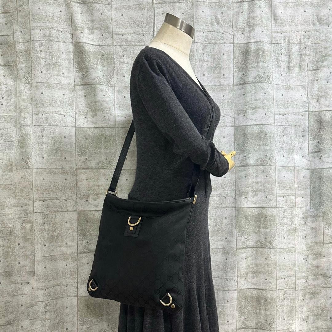 GUCCI GG Canvas Shoulder Bag in Black Authentic G07172469