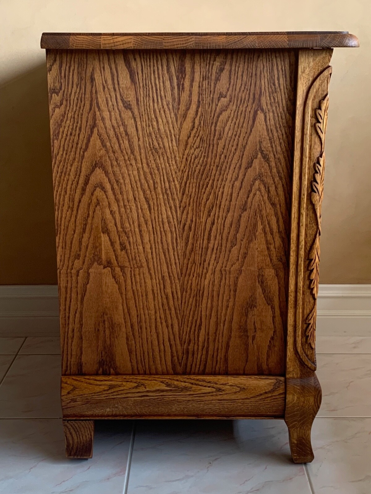 OAKWOOD INTERIORS VERSAILLES NIGHTSTAND / END TABLE CARVED RED OAK