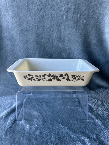 Pyrex 2-Quart Golden Acorn Rectangle Space Saver Casserole 575-B Vintage No Lid