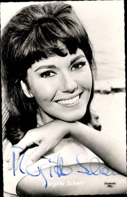 Postcard actress Margitta Scherr, portrait, when the music plays... - 11267240