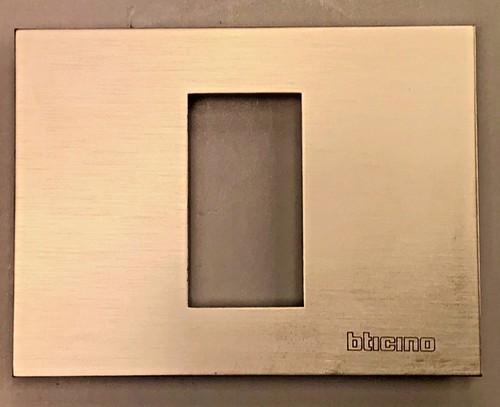 PLACCHETTA BTICINO TEKNE 1 2 3 POSTI BRONZO O SABBIA 13831 13832 13833 PLACCA - Imagen 7 de 7