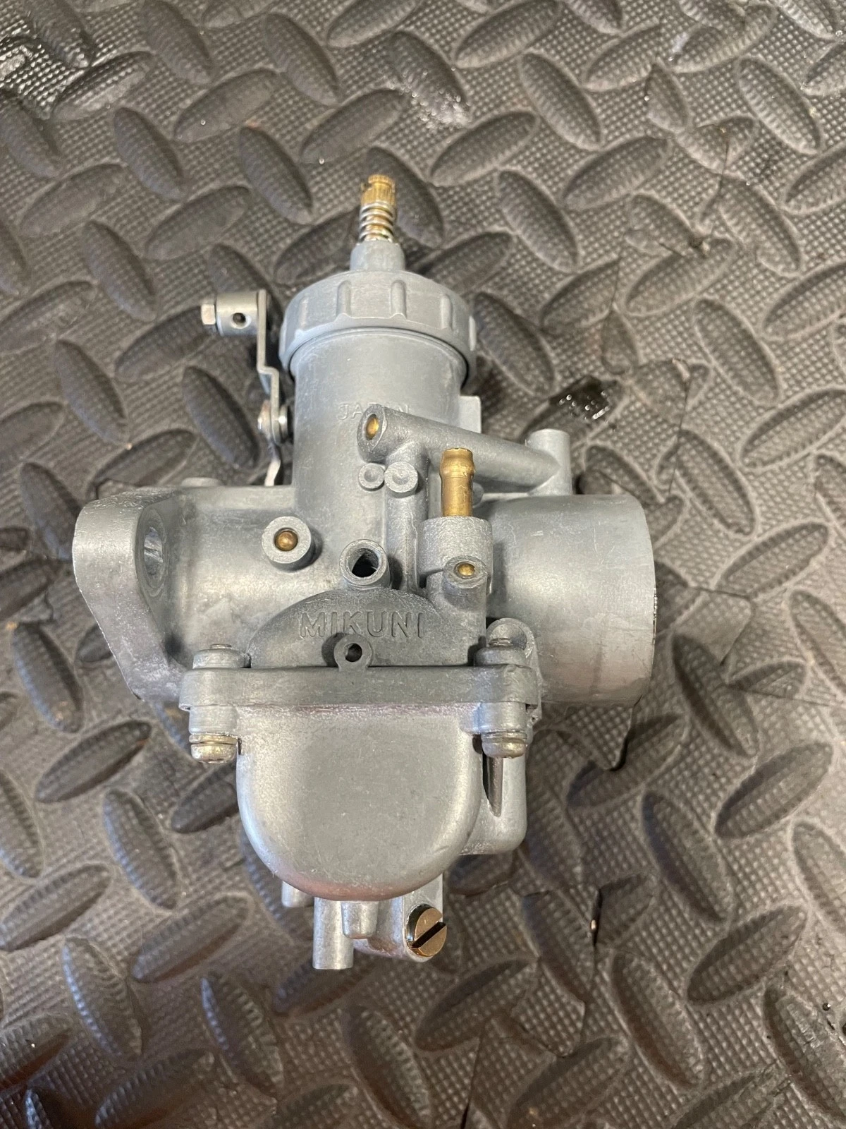 SUZUKI GT250 GT 250  CARBURETOR CARB BODY