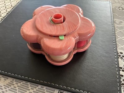 Vintage rosa Blume frühe Kunststoff Nähgarn Spulenhalter