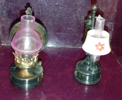 2 alte Bleistiftspitzer Metall: 2 Vintage Lampen