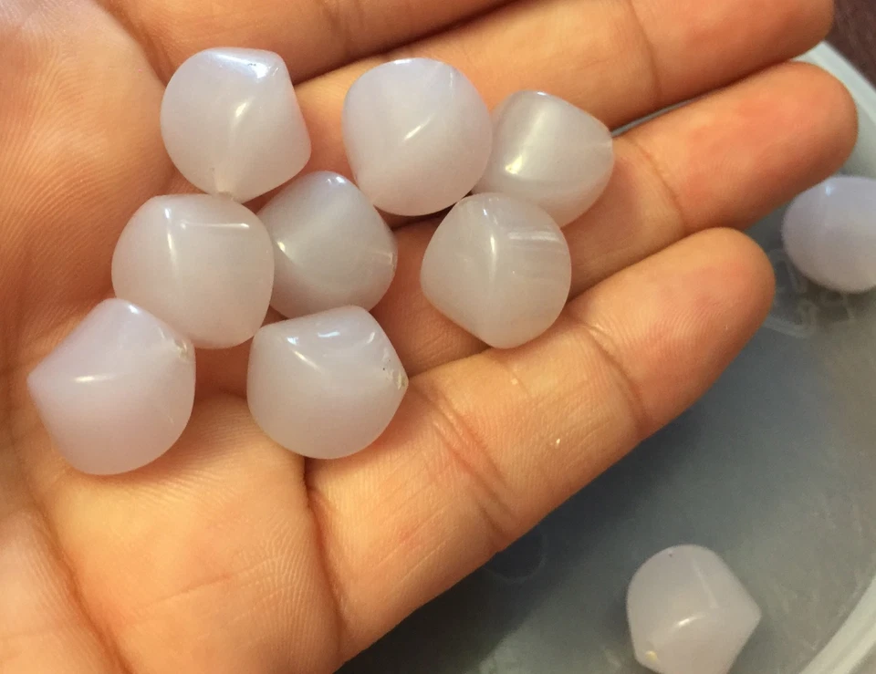 Cuentas de lucita barrocas con volantes ópalo lechoso gris lila místico claro de Japón de colección Foto 2 de 3