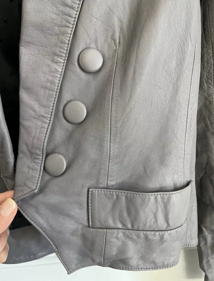 Jaqueta de couro Marc by Marc Jacobs vintage inspirada em banda cinza tamanho 2 - Imagem 2 de 4