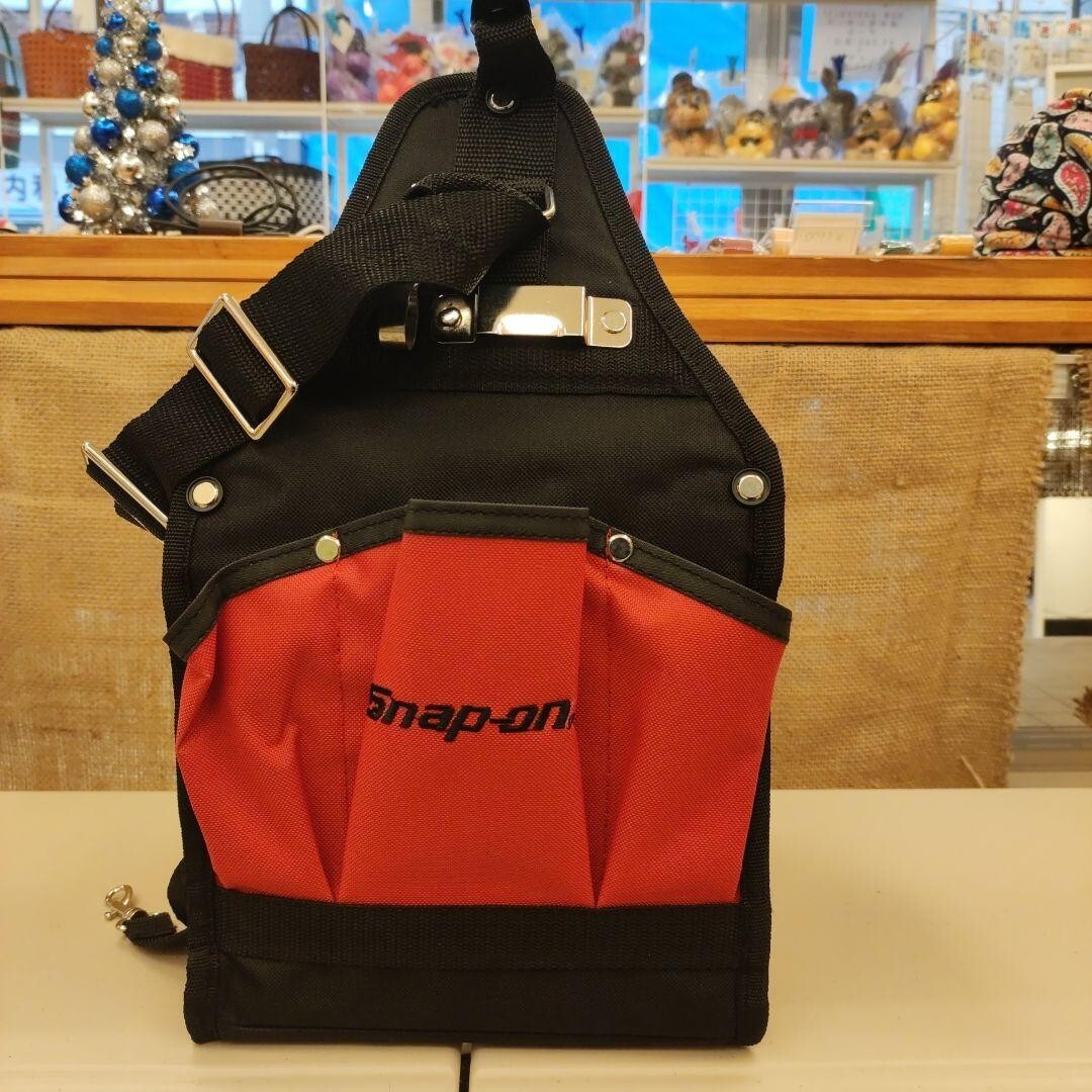 Snap-on TB1OMP3 compact tool bag with 12 exterior and 9 Snap-on TB1OMP3 compact tool bag with 12 exterior and 9