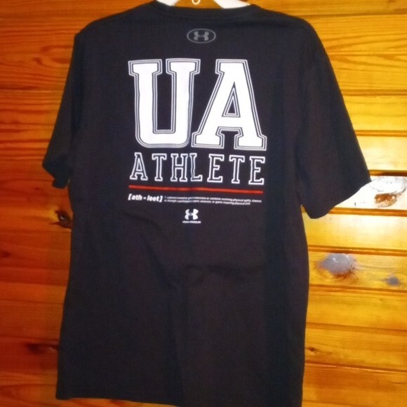 Men large black Under Armour tee