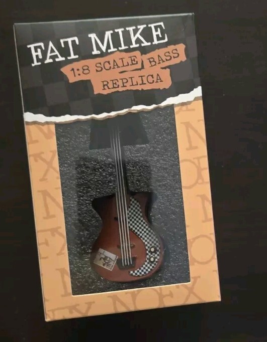 【新品・未開封】NOFX Fat Mike レプリカ ベース フィギュア 2024 New NOFX Fat Mike 1:8 Scale Bass Replica Final Shows