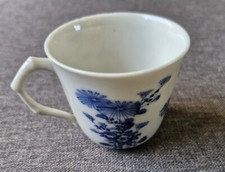 Antica tazza da caffè giapponese porcellana cinese blu su bianco design floreale