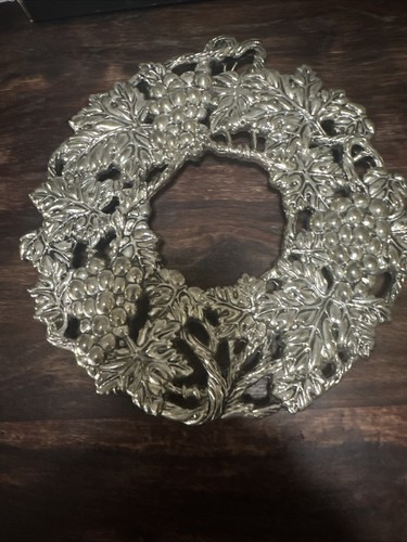 Silverplated Grape Wreath Trivet DECOR - Picture 5 of 14