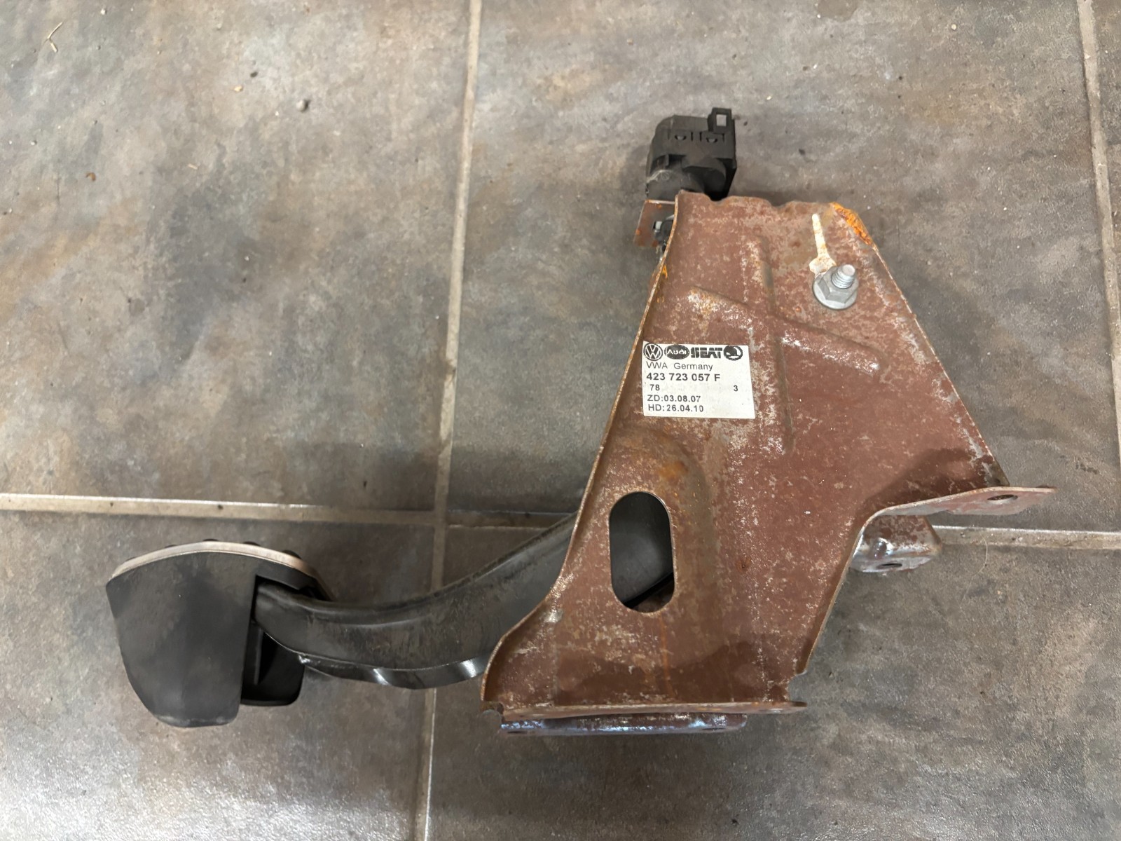 Audi R8 BRAKE PEDAL BOX ASSEMBLY 423 723 057 OEM