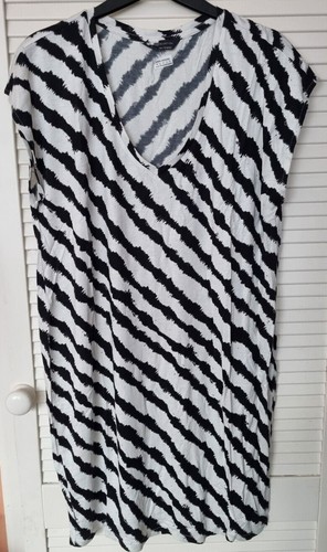 Marks and Spencer Black and White Print Low V- Neck Short Lightweight Dress - Picture 15 of 20